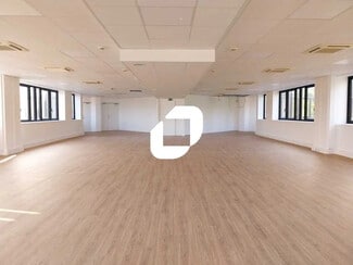 Plus de détails pour 12 Rue Du Fort De Saint-Cyr, Montigny-le-Bretonneux - Bureau à louer