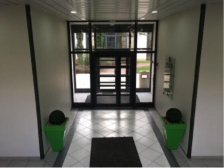 2 Rue Hélène Boucher, Guyancourt à louer - Photo de l’immeuble – Image 3 sur 4