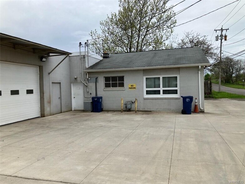 2543 Seneca Ave, Niagara Falls, NY à vendre - Photo de l’immeuble – Image 2 sur 12