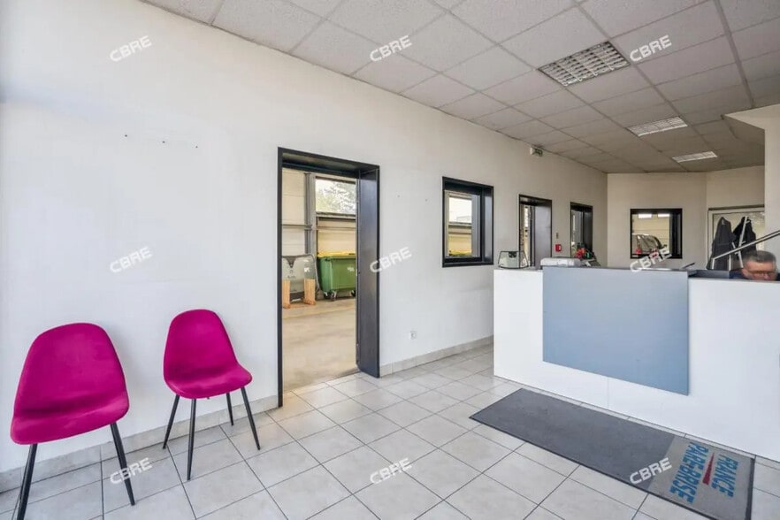 Local d’activités dans Sainte-Geneviève-des-Bois à louer - Photo de l’immeuble – Image 1 sur 6