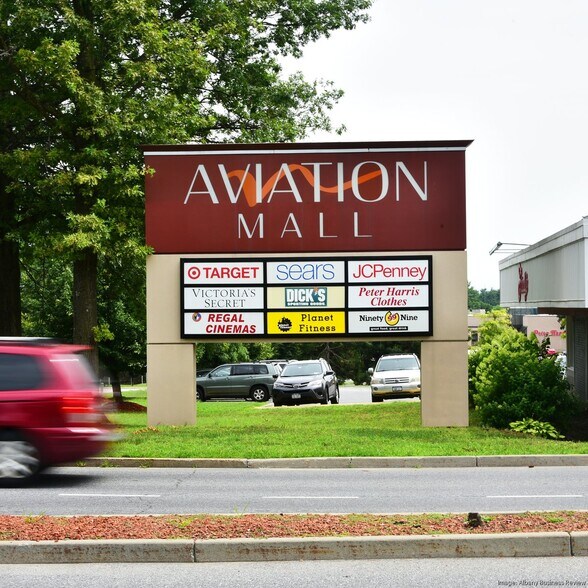 578 Aviation Rd, Queensbury, NY à louer - Photo de l’immeuble – Image 2 sur 5