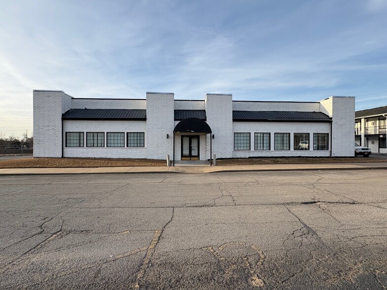 11521 E Skelly Dr, Tulsa, OK à vendre - Photo de l’immeuble – Image 1 sur 1