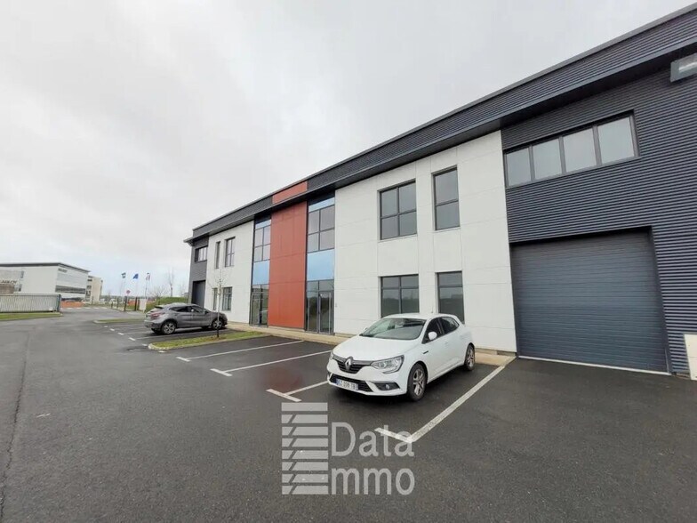 330 Avenue Marguerite Perey, Lieusaint à louer - Photo de l’immeuble – Image 2 sur 8