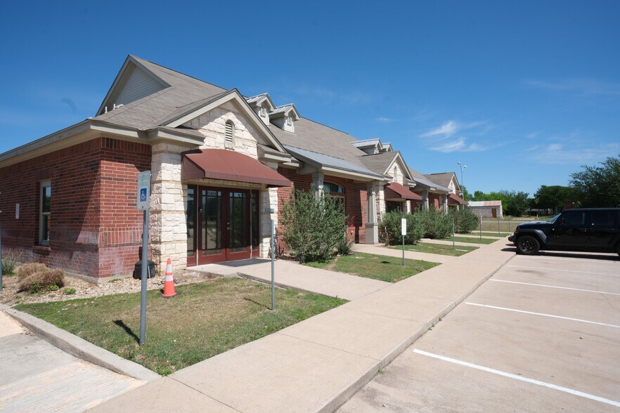 1317 Picadilly Dr, Pflugerville, TX à louer - Photo de l’immeuble – Image 2 sur 11