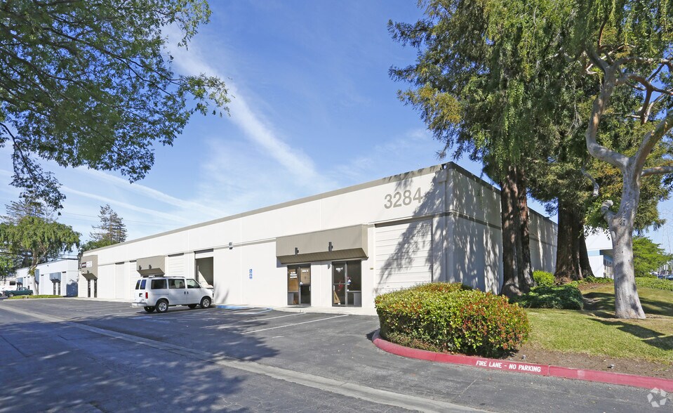 3284 Edward Ave, Santa Clara, CA à louer - Photo de l’immeuble – Image 1 sur 5