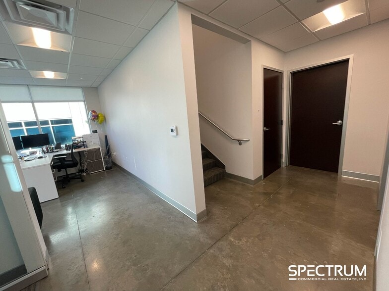 28392 Constellation Rd, Valencia, CA à louer - Photo de l’immeuble – Image 3 sur 18