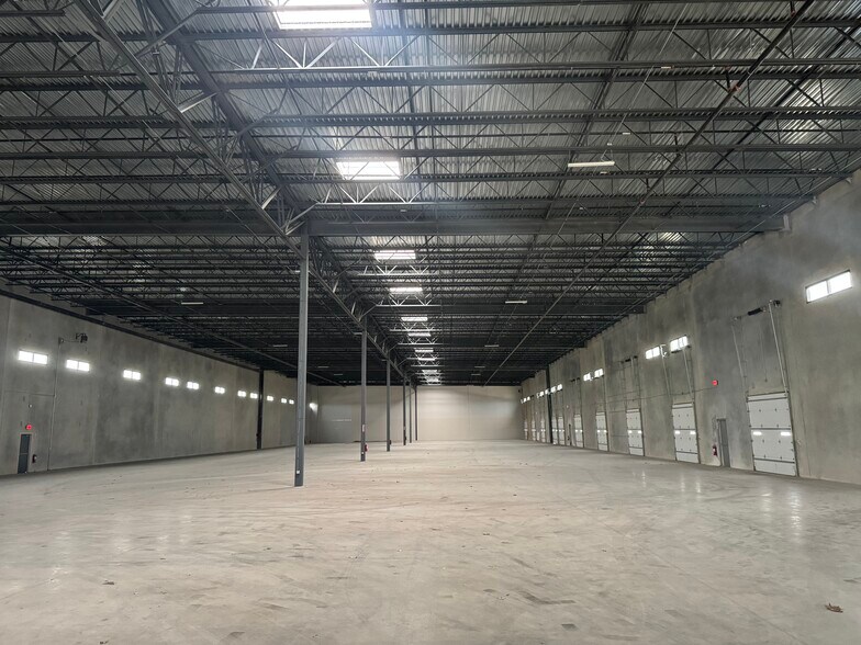8106 NE Loop 410, San Antonio, TX à louer - Photo de l’immeuble – Image 2 sur 12