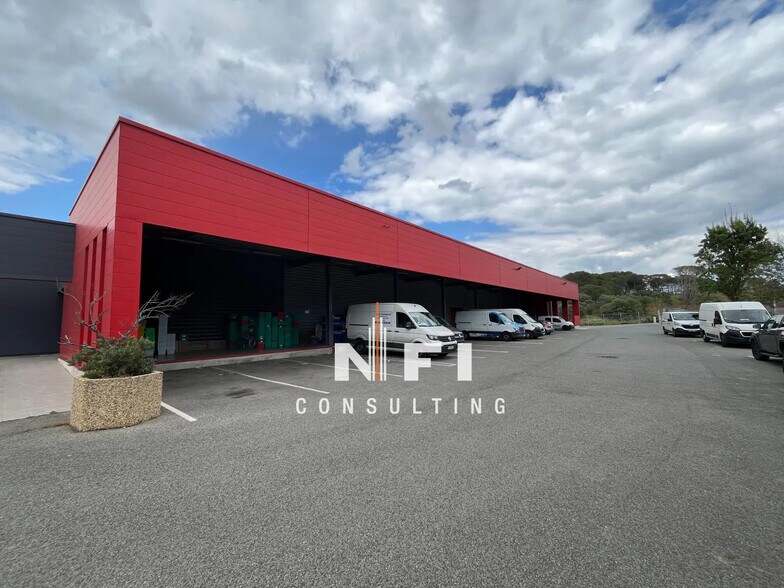 Local d’activités dans Fréjus à louer - Photo de l’immeuble – Image 1 sur 5