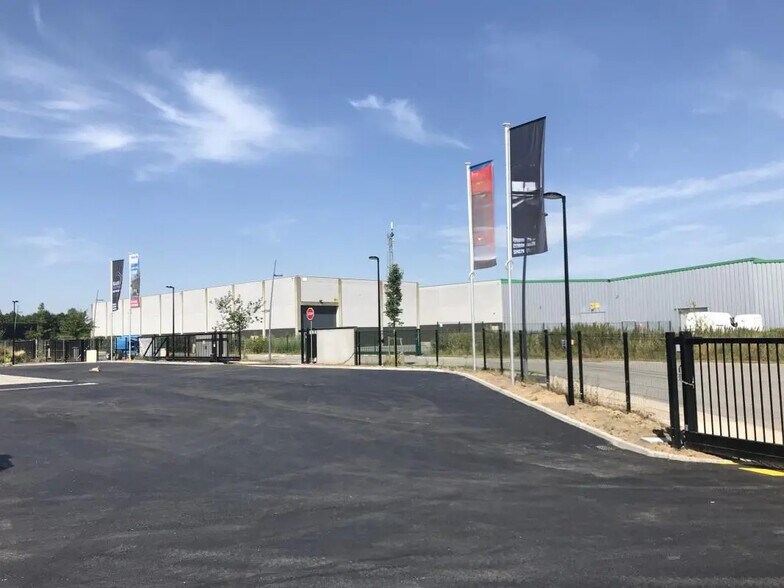 Local d’activités dans Cysoing à louer - Photo de l’immeuble – Image 2 sur 8