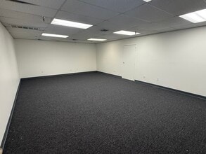 17632 Metzler Ln, Huntington Beach, CA à louer Photo intérieure– Image 1 sur 5