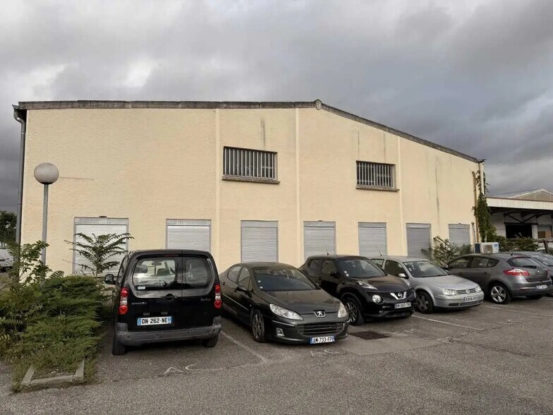 Bureau dans Décines-Charpieu à louer - Photo de l’immeuble – Image 1 sur 16
