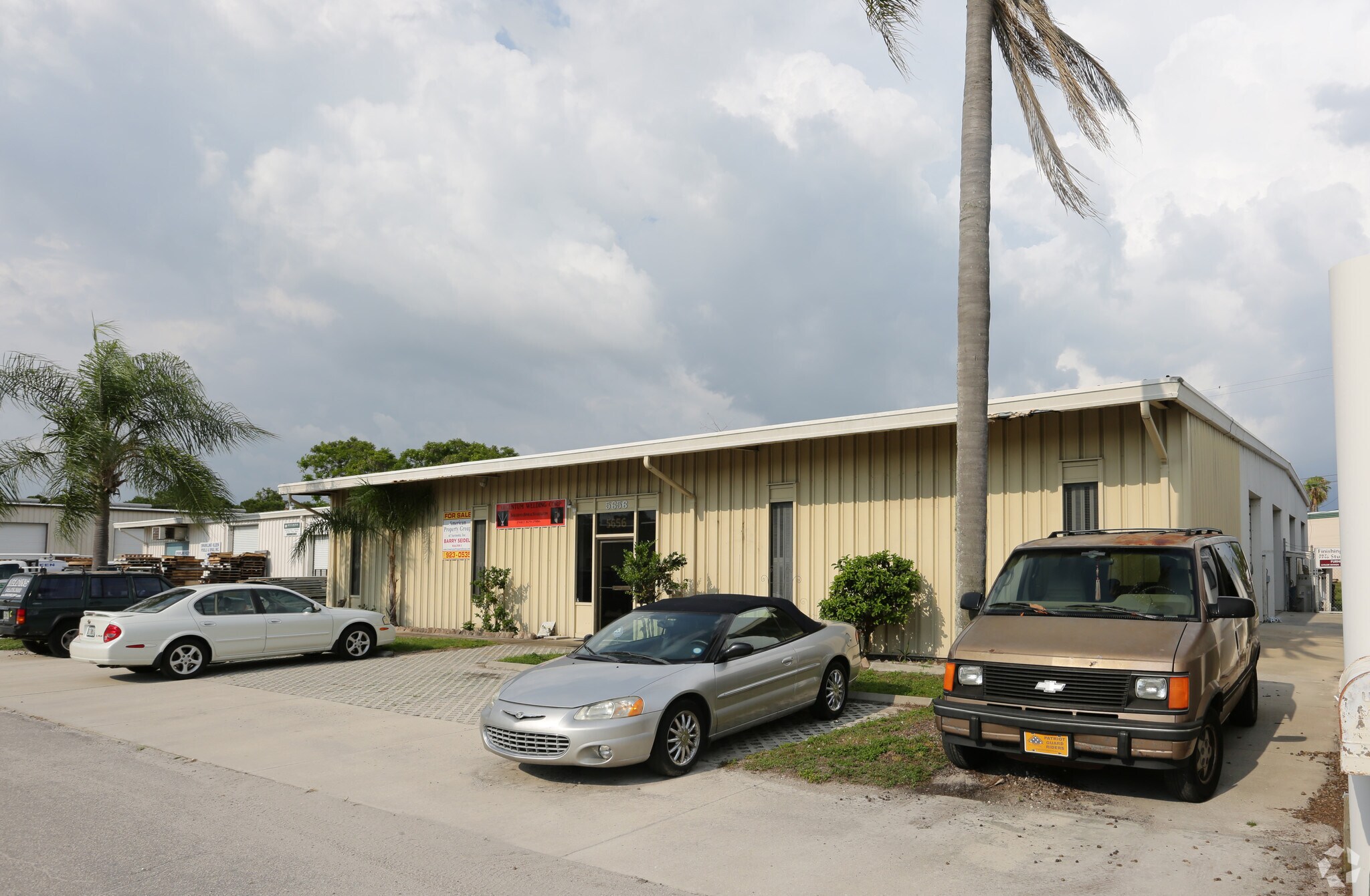 5656 Lawton Dr, Sarasota, FL à louer Photo principale– Image 1 sur 4