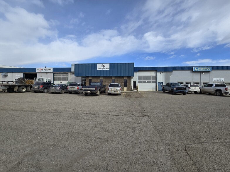 8319 Chiles Industrial Rd, Red Deer, AB à louer - Photo de l’immeuble – Image 2 sur 3