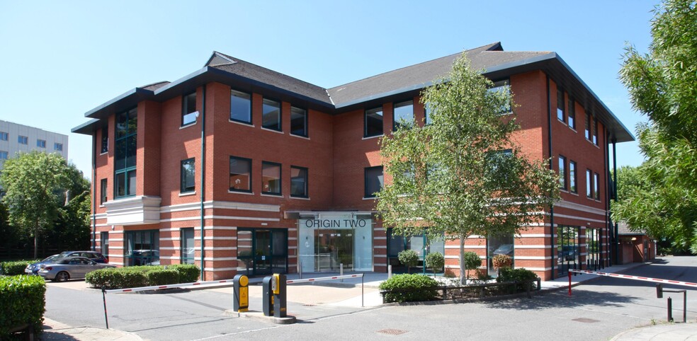 106 High St, Crawley à louer - Photo de l’immeuble – Image 1 sur 4