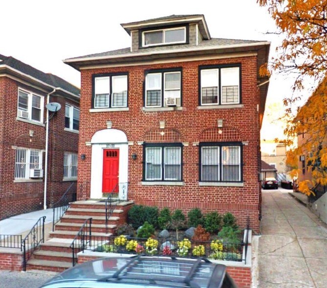 3733 75th St, Jackson Heights, NY à vendre - Photo principale – Image 1 sur 3