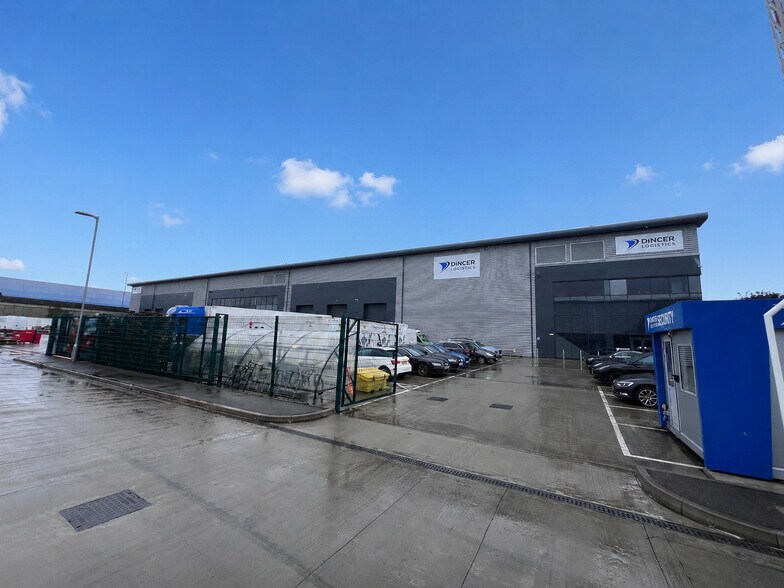 Station Appr, Waltham Cross à louer - Photo de l’immeuble – Image 1 sur 7