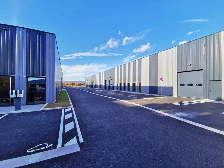 Local d'activités dans Saint-Martin-sur-le-Pré à vendre - Photo de l’immeuble – Image 3 sur 10