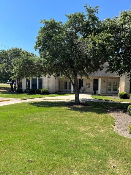251 N FM 1626, Buda, TX à louer - Photo de l’immeuble – Image 2 sur 12
