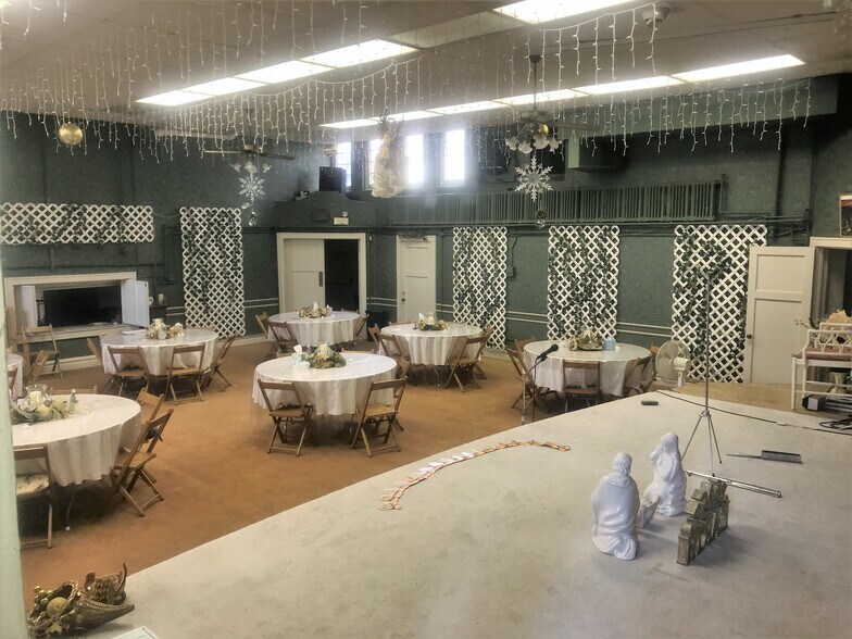 908 Highland Ave, New Castle, PA à vendre - Photo intérieure – Image 2 sur 41