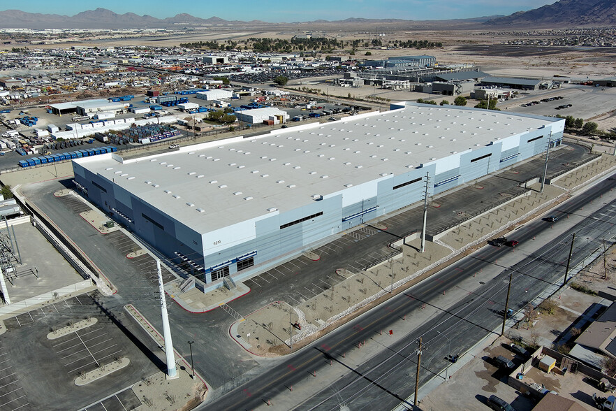 5210 E Carey Ave, Las Vegas, NV à louer - Photo de l’immeuble – Image 1 sur 2