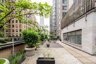 144 E 44th St, New York, NY à louer Photo de l’immeuble– Image 2 sur 22