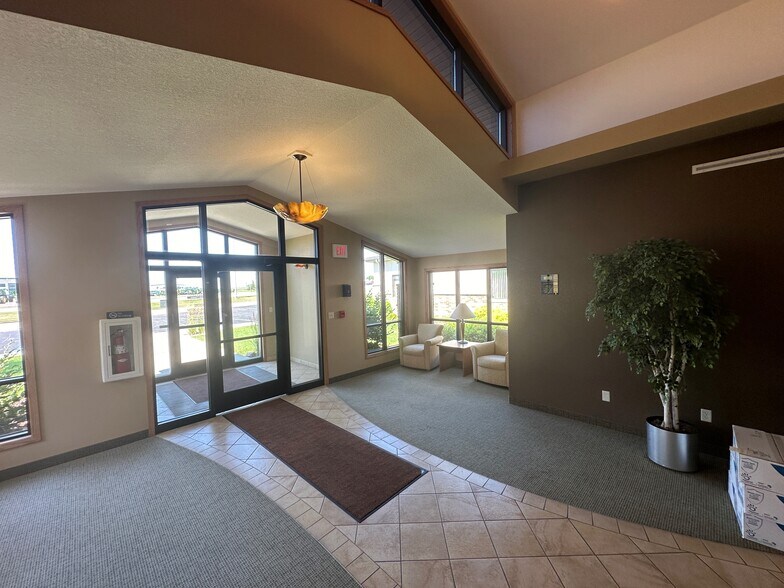 503 Highway 2 W, Devils Lake, ND à vendre - Photo de l’immeuble – Image 2 sur 18