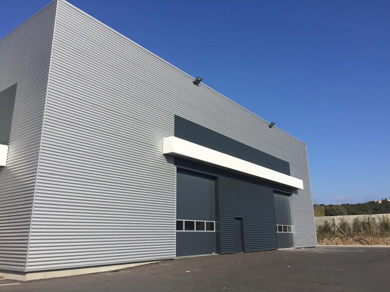Local d’activités dans Fréjus à louer - Photo de l’immeuble – Image 2 sur 6