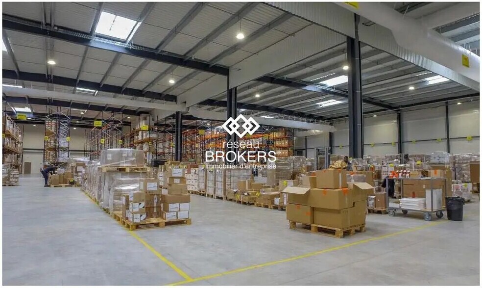 Industriel/Logistique dans Persan à vendre - Photo de l’immeuble – Image 1 sur 3