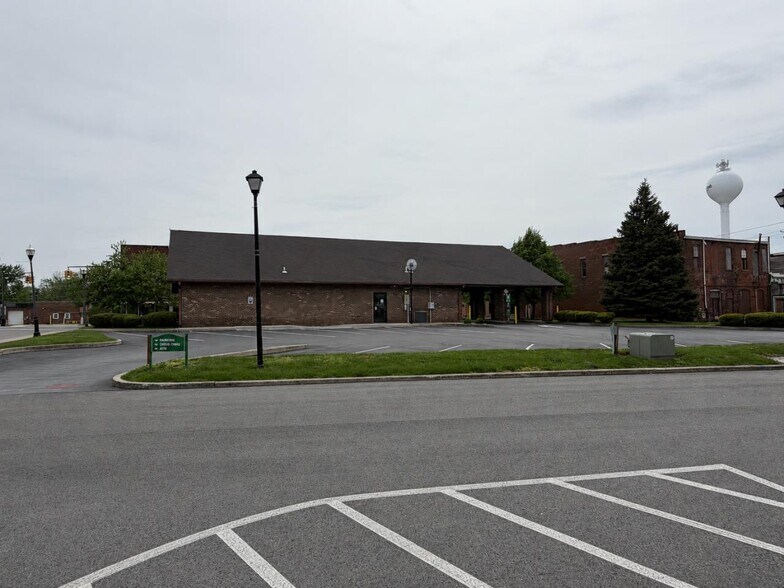124 E Main St, McComb, OH à vendre - Photo de l’immeuble – Image 2 sur 13