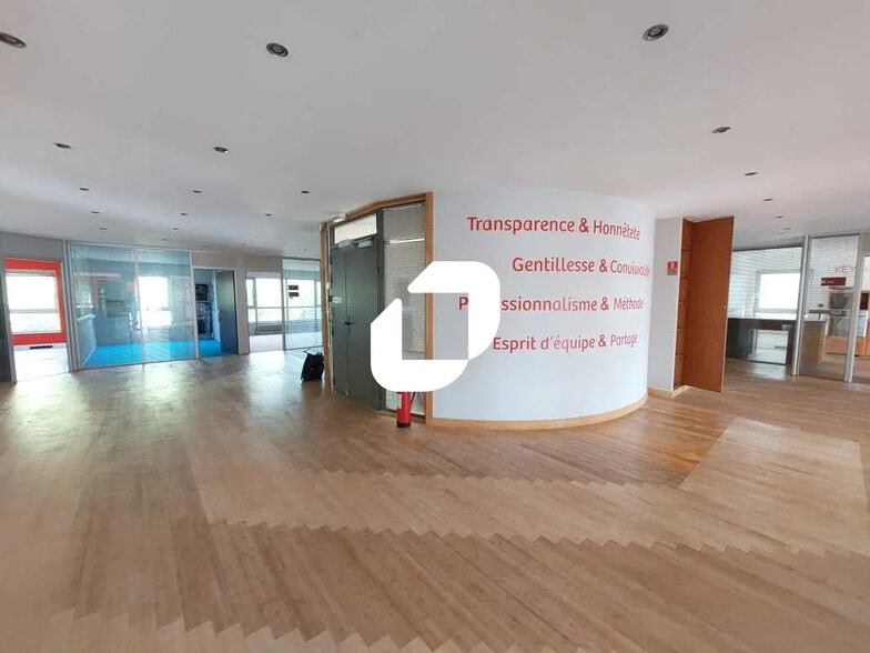 Bureau dans Voisins-le-Bretonneux à louer - Photo de l’immeuble – Image 2 sur 8