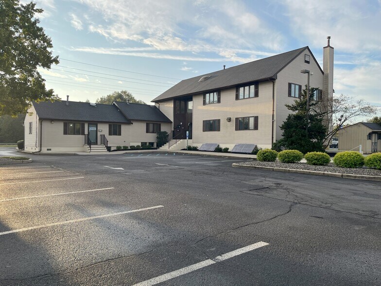 614 Route 130, East Windsor, NJ à louer - Photo de l’immeuble – Image 2 sur 5