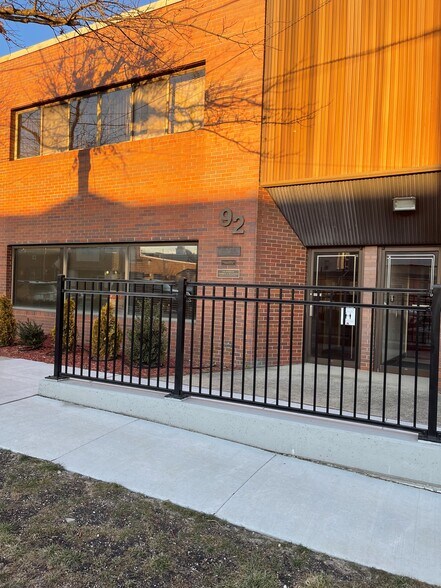 90 Willis Ave, Mineola, NY à louer - Photo de l’immeuble – Image 1 sur 1