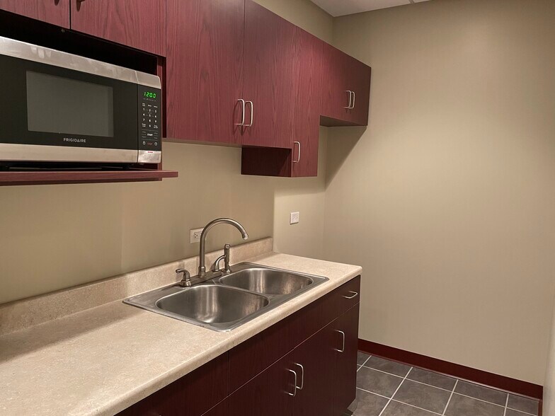 101 Theodore Dr, Oswego, IL à louer - Photo de l’immeuble – Image 3 sur 30