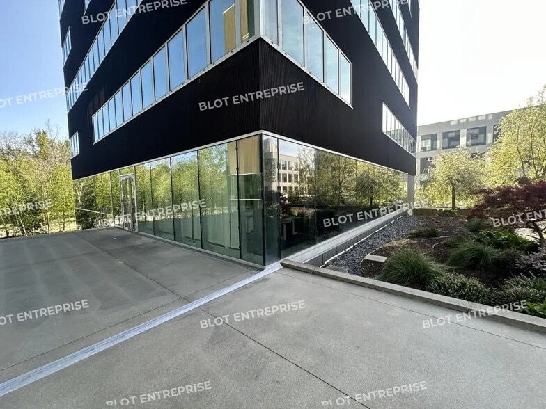 Bureau dans Saint-Jacques-de-la-Lande à vendre - Photo de l’immeuble – Image 1 sur 7