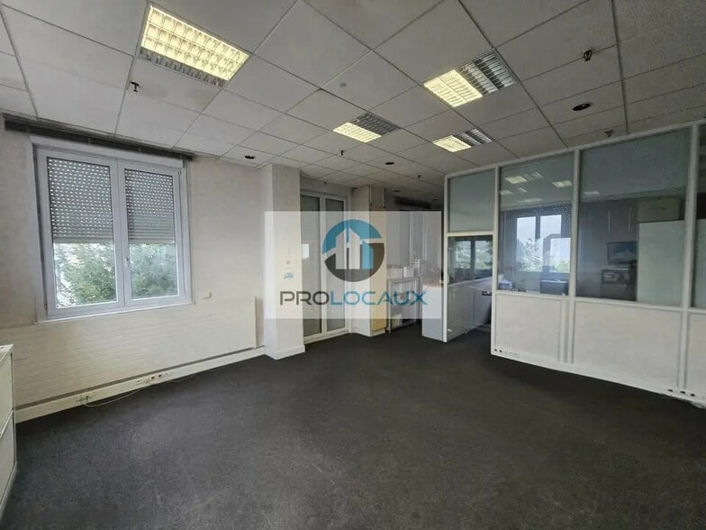 Local d'activités dans Moliens à vendre - Photo de l’immeuble – Image 2 sur 5