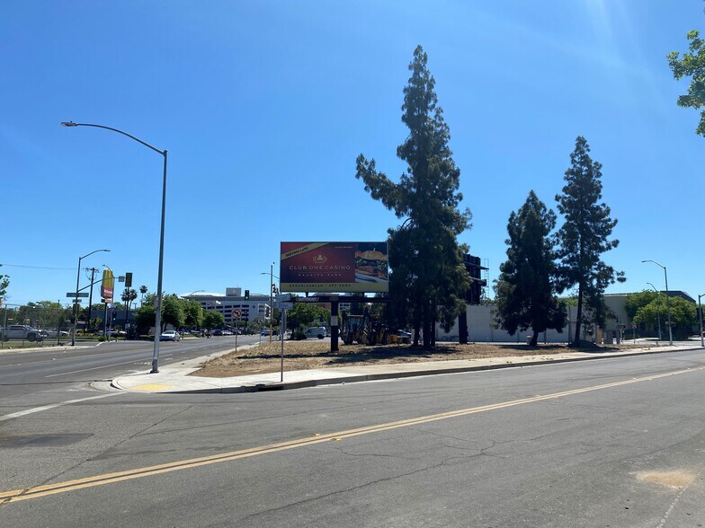 75 N Blackstone Ave, Fresno, CA à louer - Photo de l’immeuble – Image 3 sur 6
