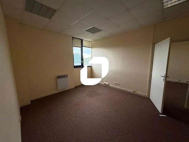 Bureau dans Les Mureaux à louer - Photo intérieure – Image 2 sur 8