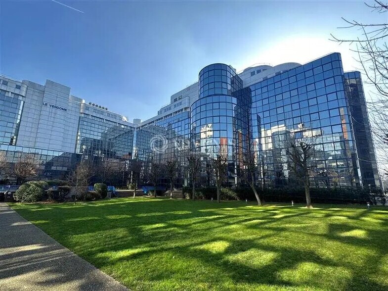 Bureau dans Noisy-le-Grand à louer - Photo de l’immeuble – Image 1 sur 12
