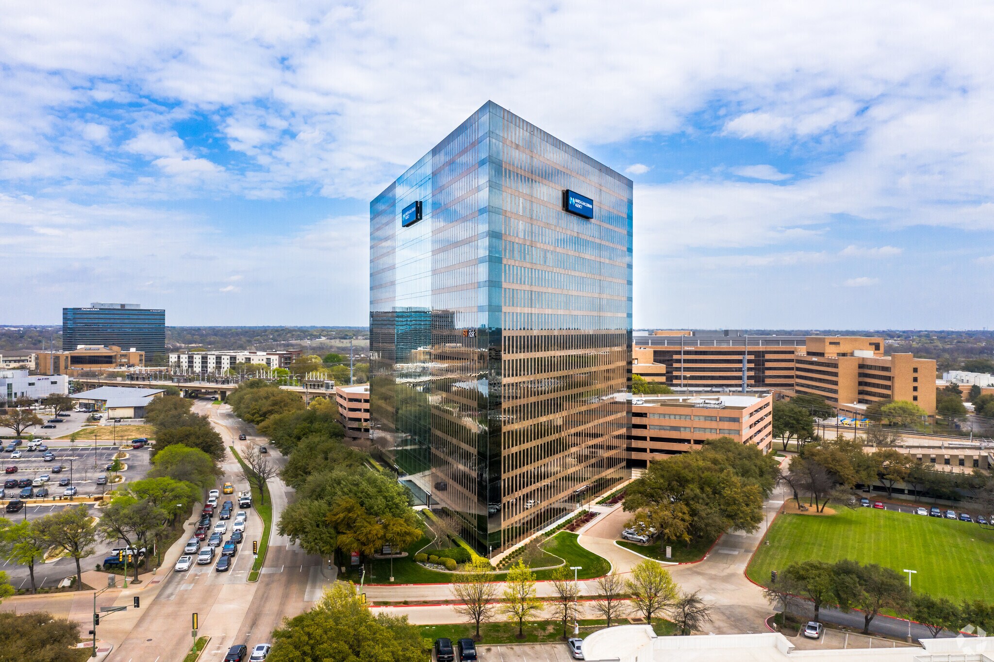 8144 Walnut Hill Ln, Dallas, TX à louer Photo de l’immeuble– Image 1 sur 16