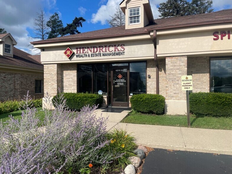 650 Spring Hill Ring Rd, West Dundee, IL à louer - Photo de l’immeuble – Image 1 sur 9
