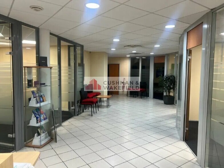 Local commercial dans Nîmes à louer - Photo de l’immeuble – Image 1 sur 1