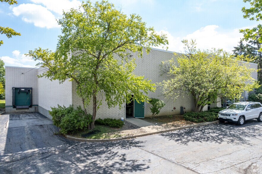 75 Chancellor Dr, Roselle, IL à vendre - Photo de l’immeuble – Image 1 sur 7
