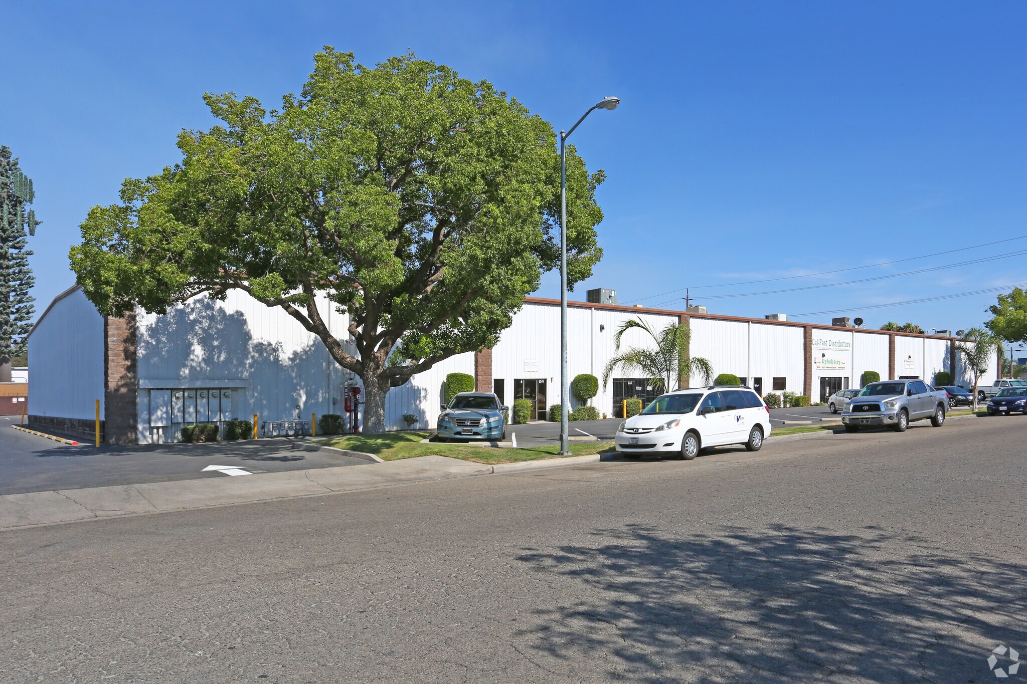 2575-2589 S Sarah St, Fresno, CA à louer Photo principale– Image 1 sur 5