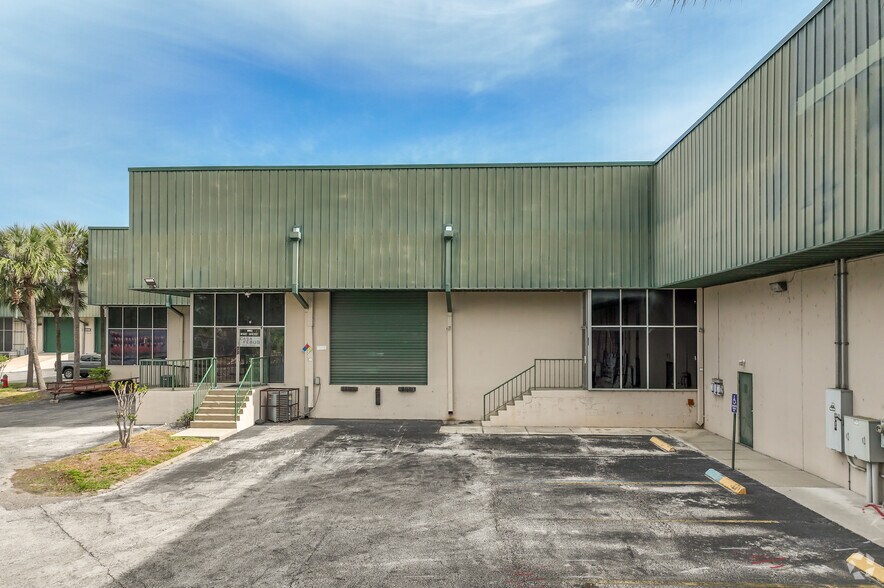 3071 N Orange Blossom Trl, Orlando, FL à louer - Photo de l’immeuble – Image 2 sur 8