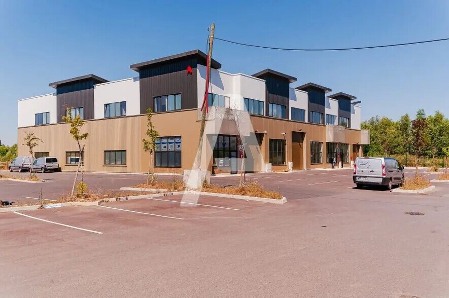 Local d'activités dans Saint-Pierre-du-Perray à vendre - Photo de l’immeuble – Image 2 sur 8