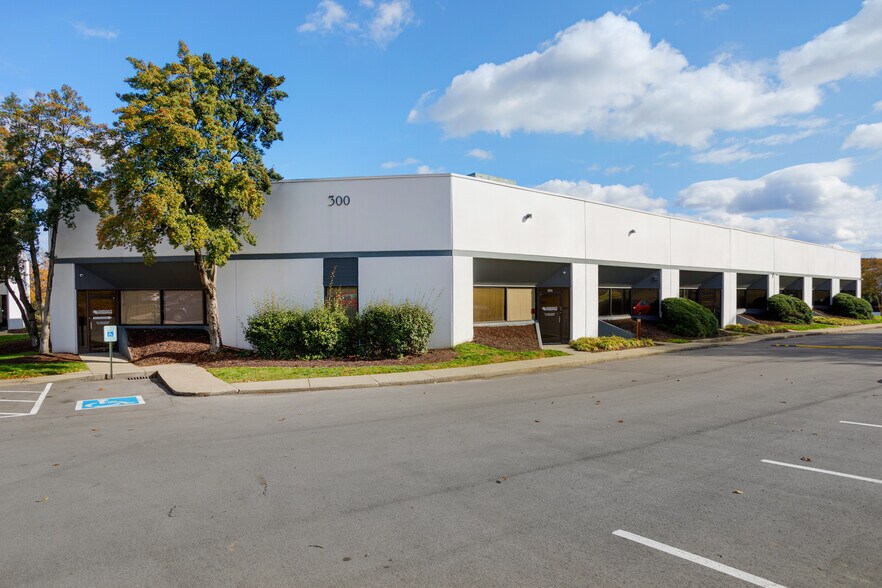 475 Metroplex Dr, Nashville, TN à louer - Photo de l’immeuble – Image 3 sur 4