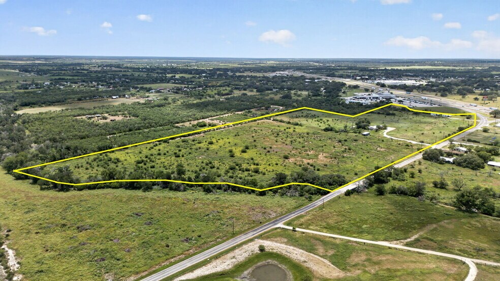 180 County Road 777, Devine, TX à vendre - Photo de l’immeuble – Image 2 sur 23