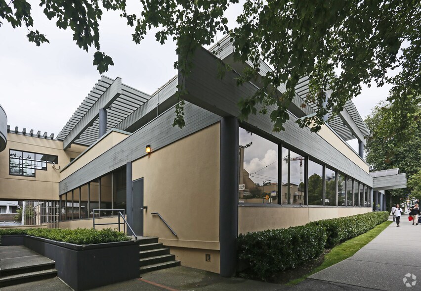 2145 W Broadway, Vancouver, BC à louer - Photo de l’immeuble – Image 3 sur 4