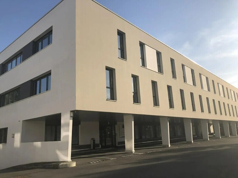 Bureau dans Saint-Grégoire à louer - Photo de l’immeuble – Image 1 sur 18