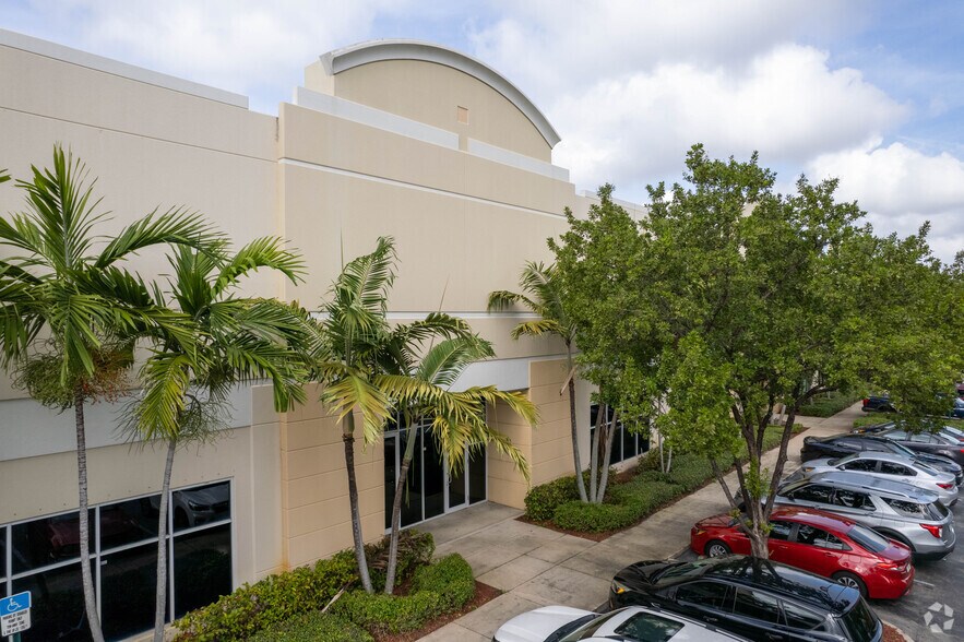 2103 SW 2nd St, Pompano Beach, FL à louer - Photo de l’immeuble – Image 2 sur 4